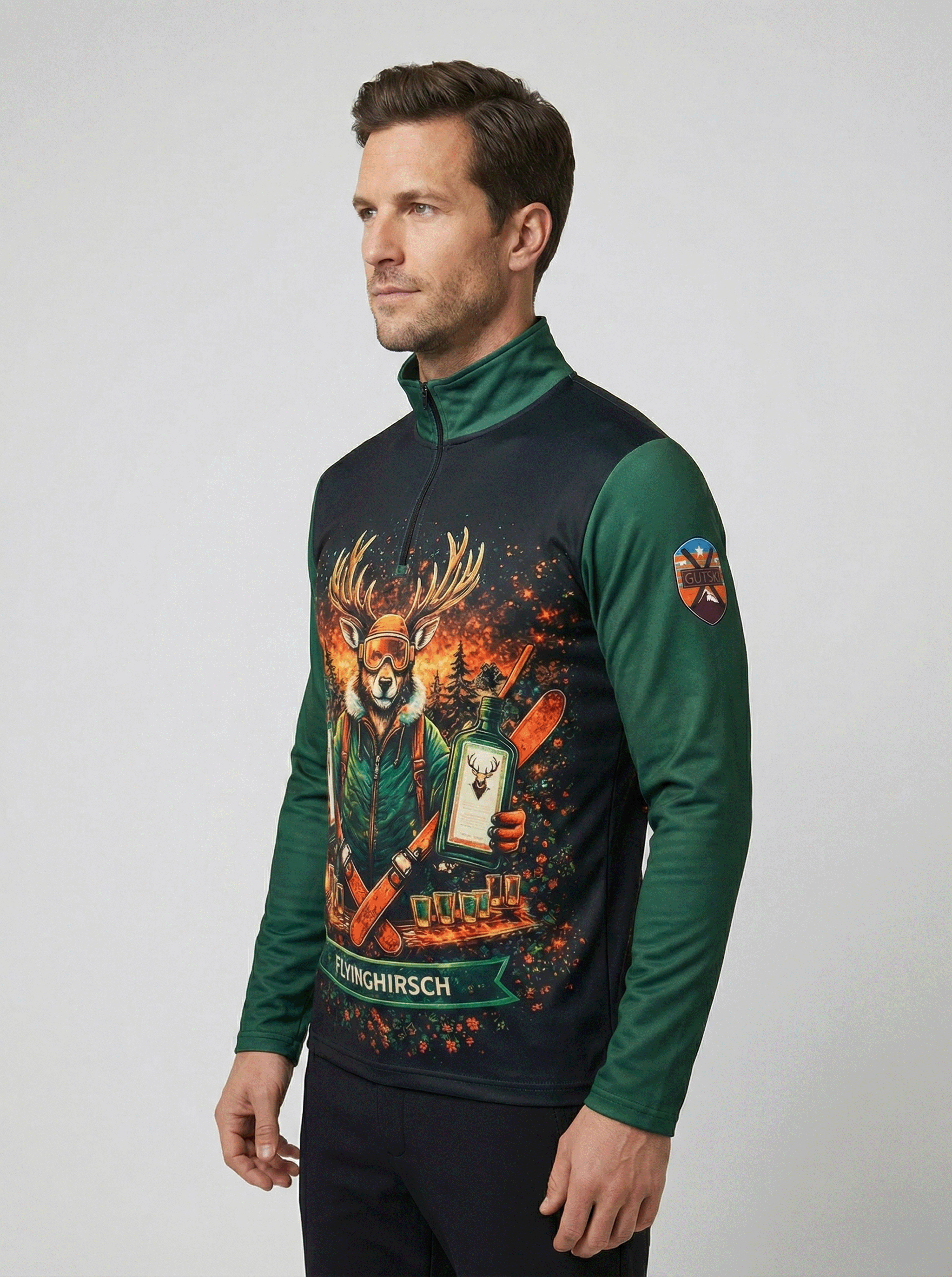 Zijaanzicht van de Gutski après-ski trui voor heren, met zicht op de sportieve pasvorm, de groene mouwen en het opgestikte Gutski schild-logo op de linkermouw.