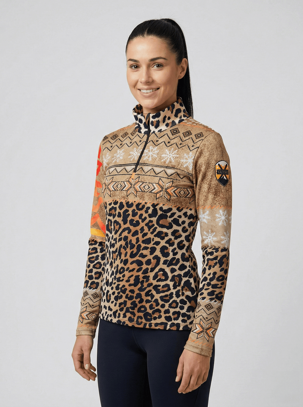 Zijaanzicht Gutski wintersport thermoshirt dames panterprint met merk badge op de mouw