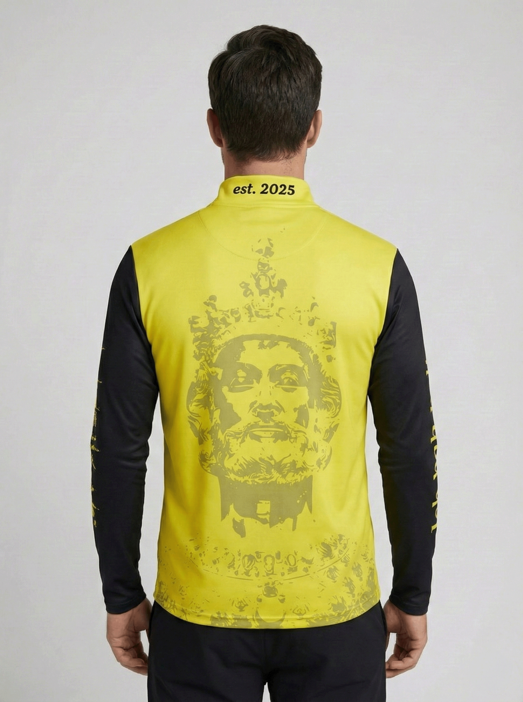 Achteraanzicht van de skipully ocher jungs met geel en zwart